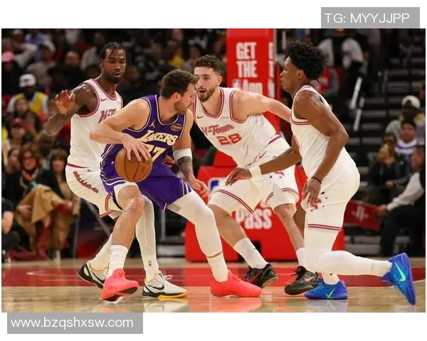 湖人火箭激战正酣精彩隔扣瞬间引爆全场球迷热情 湖人火箭激战正酣精彩隔扣瞬间引爆全场球迷热情